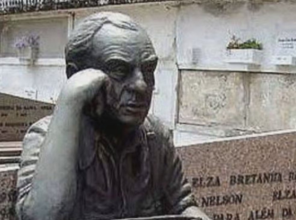 A empresa responsável pela administração do cemitério ainda não se pronunciou sobre o sumiço do busto do escritor/foto: Reprodução/Redes sociais