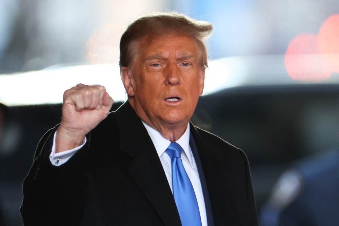Trump cerra os punhos após deixar a Tump Tower a caminho da Corte Federal de Manhattan, onde enfrenta julgamento por difamação/Crédito: Charly Triballeau/AFP Trump cerra os punhos após deixar a Tump Tower a caminho da Corte Federal de Manhattan, onde enfrenta julgamento por difamação/Crédito: Charly Triballeau/AFP