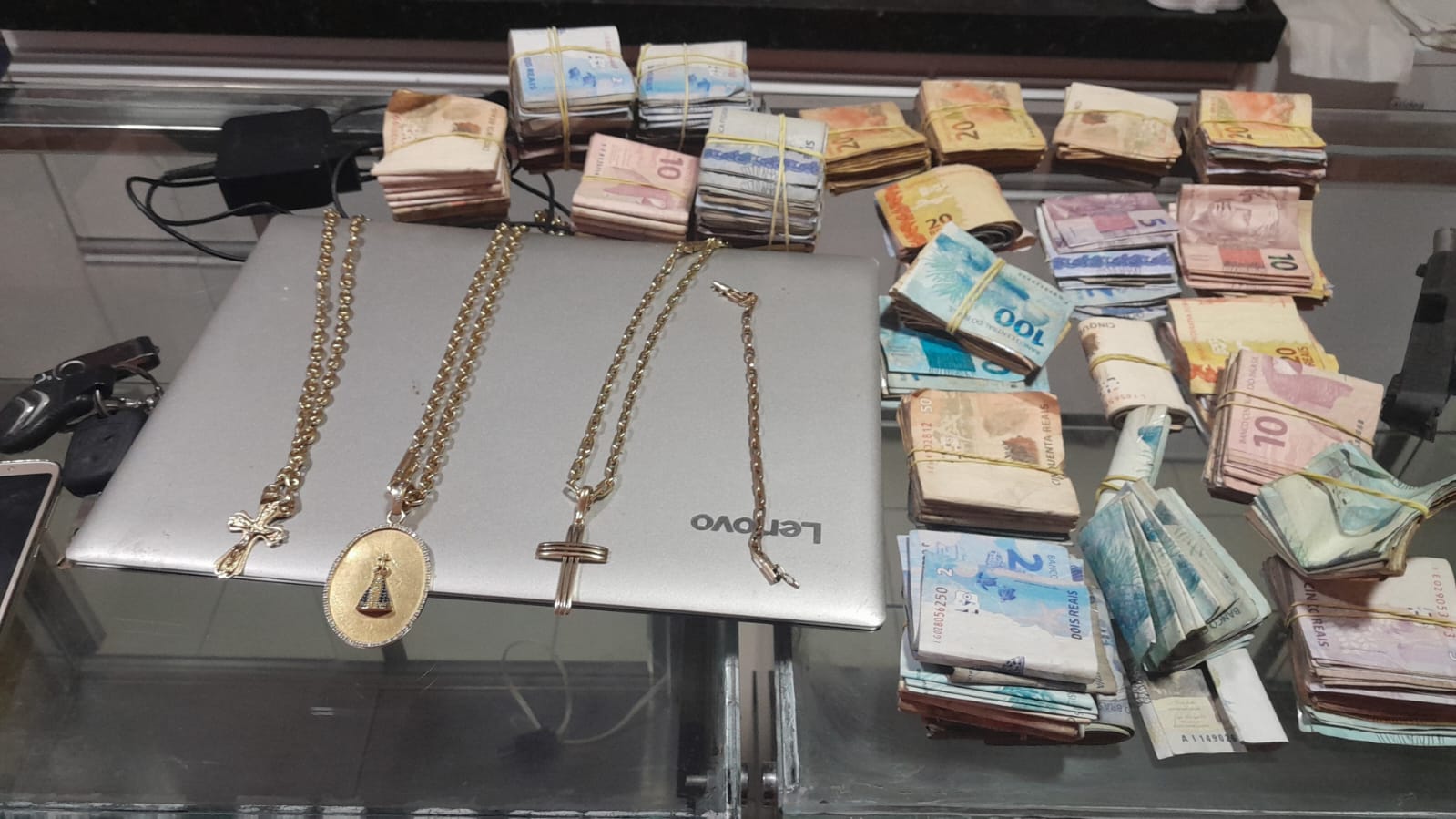 Dinheiro e joias foram apreendidos na Operação Blindados/Foto: Polícia Civil/Divulgação Dinheiro e joias foram apreendidos na Operação Blindados/Foto: Polícia Civil/Divulgação
