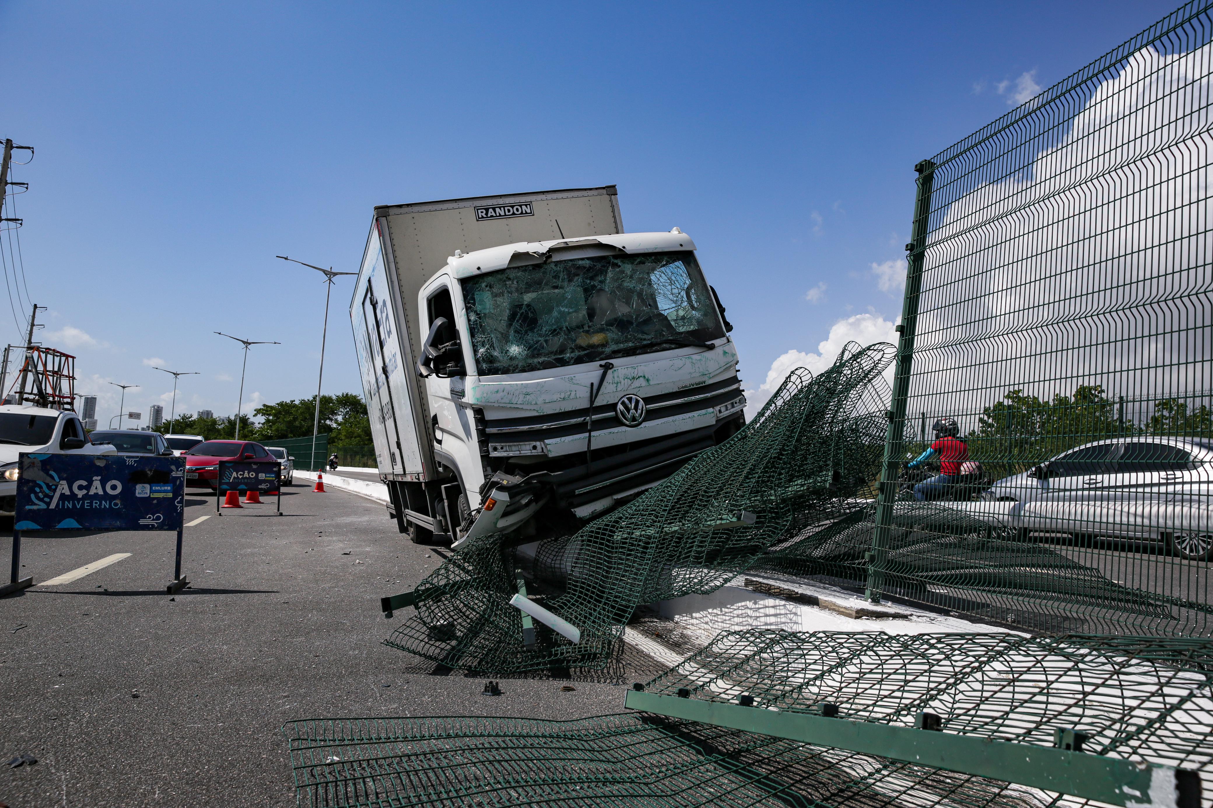 Caminhão subiu na divisa de concreto e derrubou grades da Via Mangue/Foto: Farael Vieira/DP