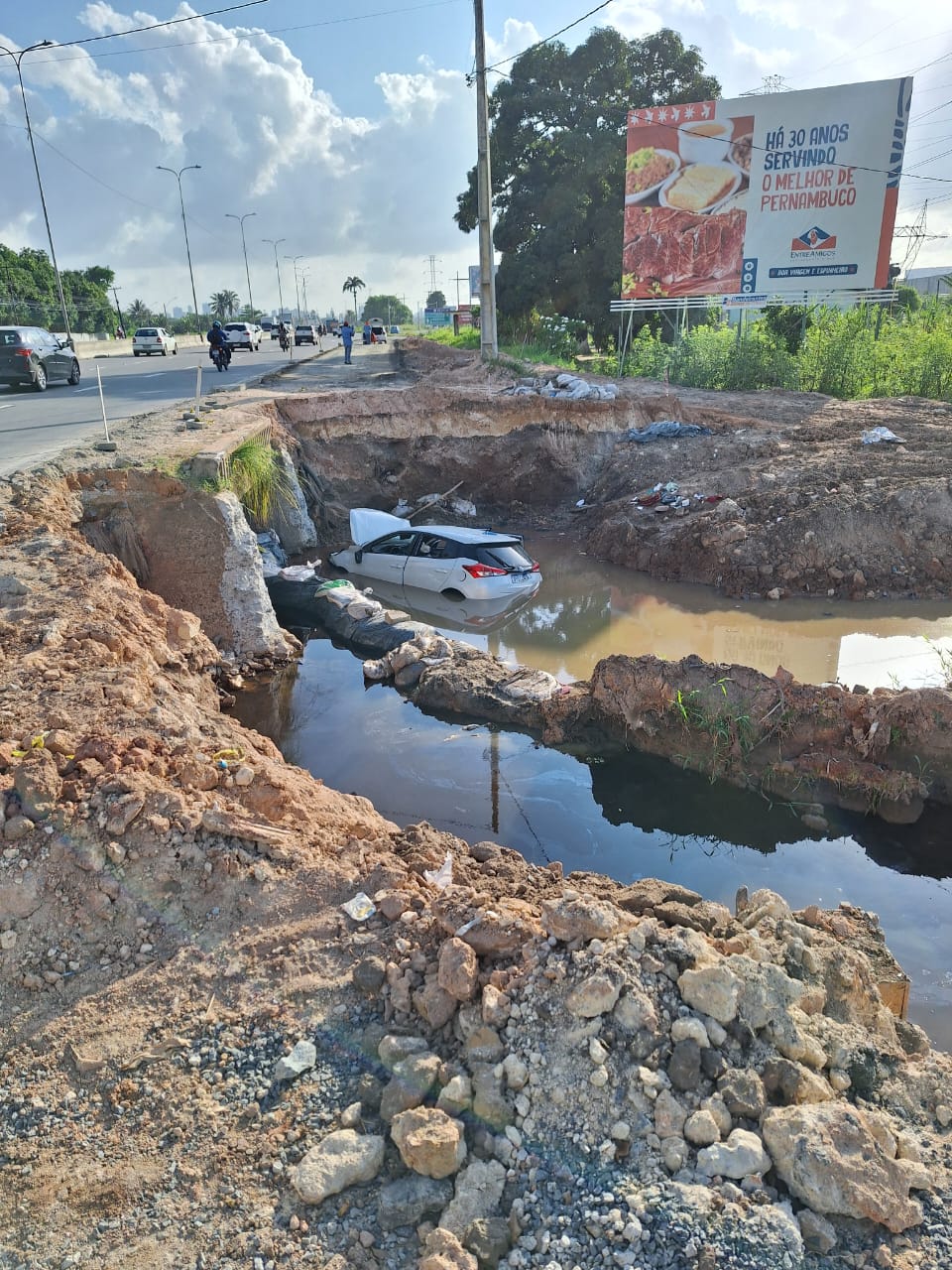 Carro caiu em uma espécie de "canal"/Foto: PRF Carro caiu em uma espécie de "canal"/Foto: PRF