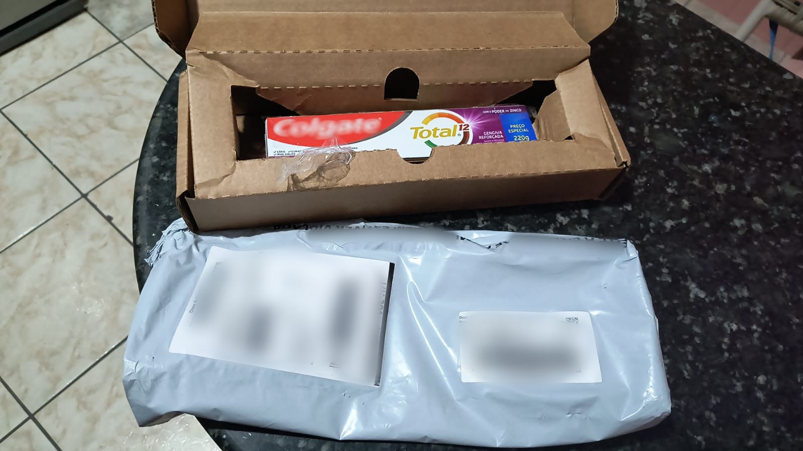 Tubo de pasta de dente foi enviado no lugar de relógio "inteligente"/Foto: Rede Social