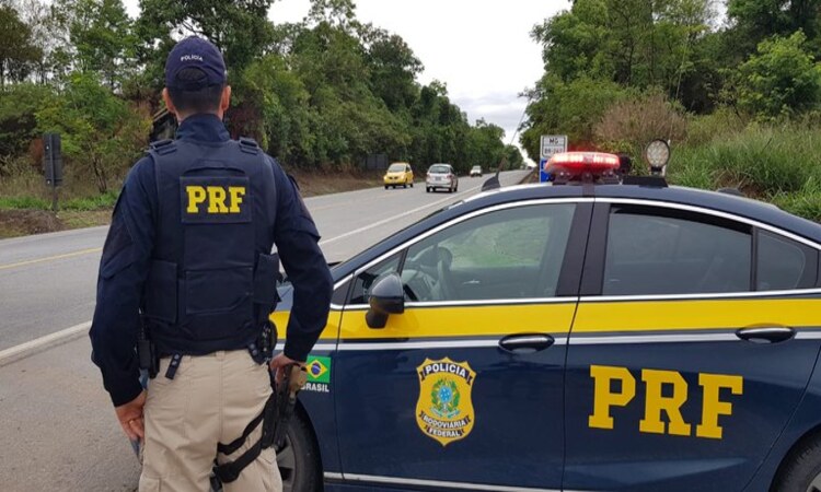 O valor da multa é de R$ 1.467,35 para aqueles que dirigirem o veículo sem realizar o exame, com resultado toxicológico vencido ou com resultado positivo/Foto: Divulgação/PRF