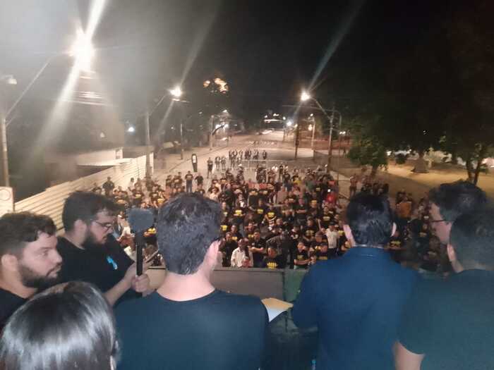 A decisão foi tomada em assembleia geral da categoria realizada na noite desta terça (23), na frente do Palácio do Campo das Princesas, sede do Governo do Estado/Foto: Wilson Maranhão/DP A decisão foi tomada em assembleia geral da categoria realizada na noite desta terça (23), na frente do Palácio do Campo das Princesas, sede do Governo do Estado/Foto: Wilson Maranhão/DP