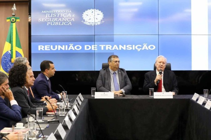 Lewandowski com Dino: ''Não é bem transição, é uma continuidade. Claro que poderá haver pequenos ajustes, mas continuaremos esse trabalho''/Crédito: Jamile Ferraris / MJSP Lewandowski com Dino: ''Não é bem transição, é uma continuidade. Claro que poderá haver pequenos ajustes, mas continuaremos esse trabalho''/Crédito: Jamile Ferraris / MJSP