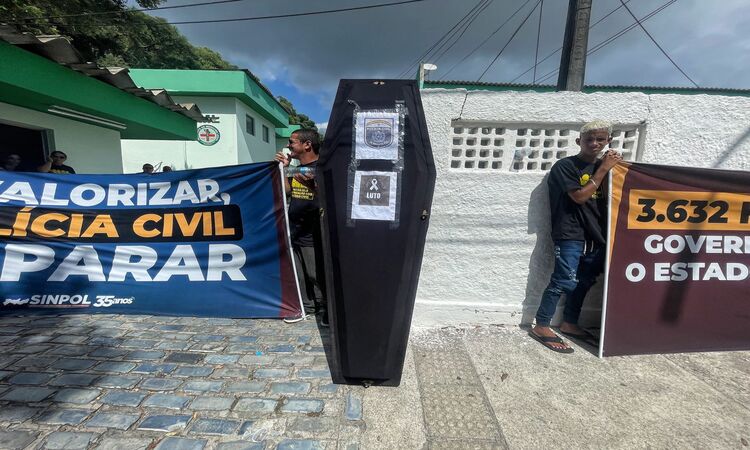 Caixão preto foi colocado na frente do IML, por causa da paralisação de advertência da Polícia Civil./Foto: Romulo Chico/ Esp DP Foto Caixão preto foi colocado na frente do IML, por causa da paralisação de advertência da Polícia Civil./Foto: Romulo Chico/ Esp DP Foto