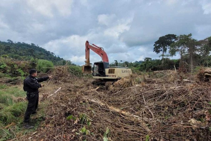 Equipamentos usados na extração ilegal de ouro e cobre foram inutilizados/foto: Divulgação/PF