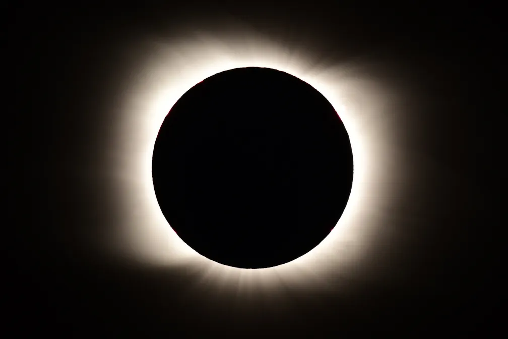 Eclipse solar total ocorre quando a Lua passa entre o Sol e a Terra/foto: Ronaldo Schemidt/AFP Eclipse solar total ocorre quando a Lua passa entre o Sol e a Terra/foto: Ronaldo Schemidt/AFP
