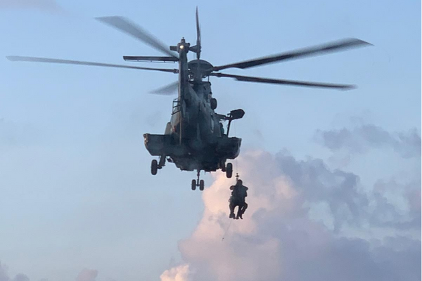 Helicóptero resgatou tripulante de navio em alto-mar/Foto: Divulgação/ Força Aérea Brasileira Helicóptero resgatou tripulante de navio em alto-mar/Foto: Divulgação/ Força Aérea Brasileira