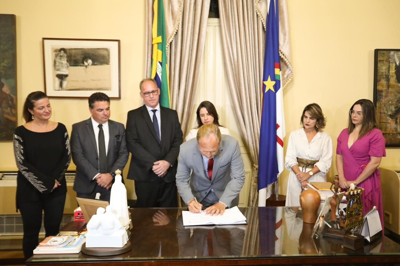 A governadora Raquel Lyra formalizou a passagem de cargo do comando da Polícia Civil/Foto: Hesíodo Góes/Secom A governadora Raquel Lyra formalizou a passagem de cargo do comando da Polícia Civil/Foto: Hesíodo Góes/Secom