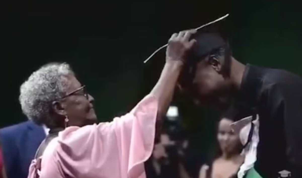 Jovem recebeu o capelo das mãos da avó/foto: Reprodução/Redes sociais Jovem recebeu o capelo das mãos da avó/foto: Reprodução/Redes sociais