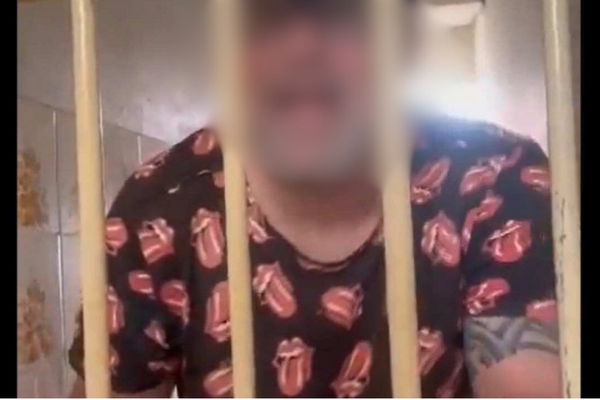 O homem repete ofensas como %u2018preta fedida%u2019/(Foto: Reprodução)