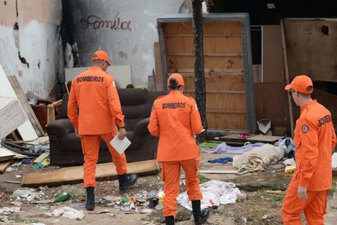 Mutirão contra a dengue no Recanto das Emas. Bombeiros vistoriando casas com possíveis foco da dengue na quadra 802/foto: Minervino Júnior/CB/D.A.Press Mutirão contra a dengue no Recanto das Emas. Bombeiros vistoriando casas com possíveis foco da dengue na quadra 802/foto: Minervino Júnior/CB/D.A.Press