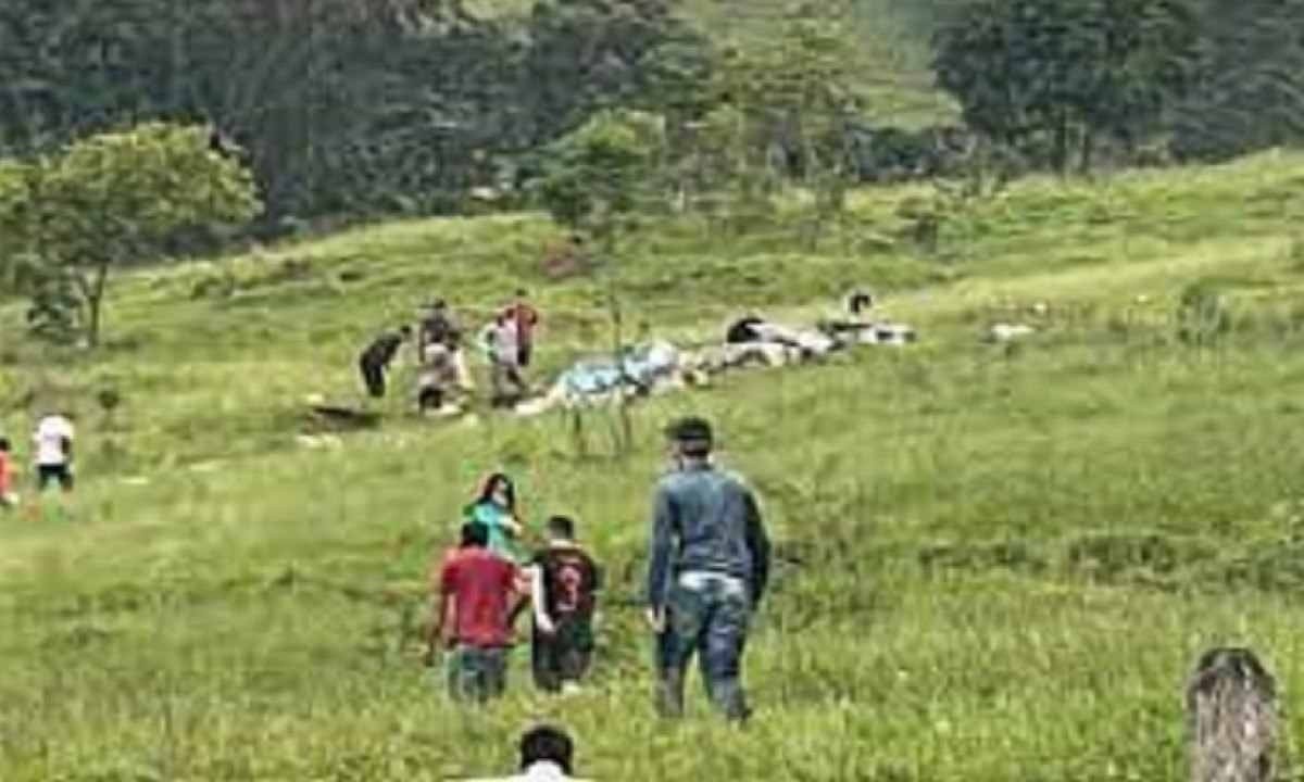 Um grupo e moradores da região correu para o local onde caiu a aeronave./Foto: Redes sociais Um grupo e moradores da região correu para o local onde caiu a aeronave./Foto: Redes sociais