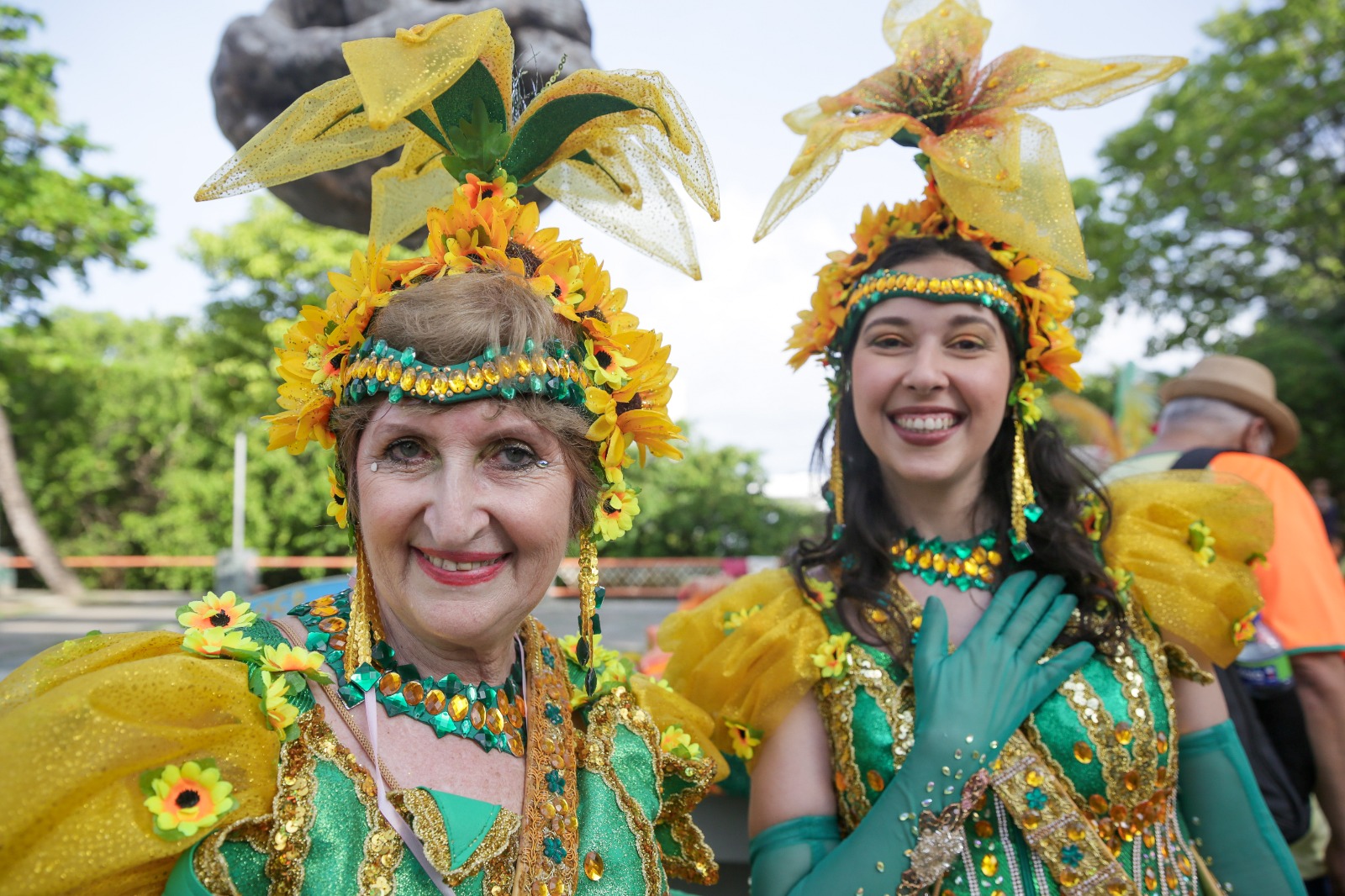 A aposentada Maria Aparecida, 63 e a sua filja, a biomédica Isabelle de Melo, 33, desfilam juntas no Bloco Flor do Tamarindo