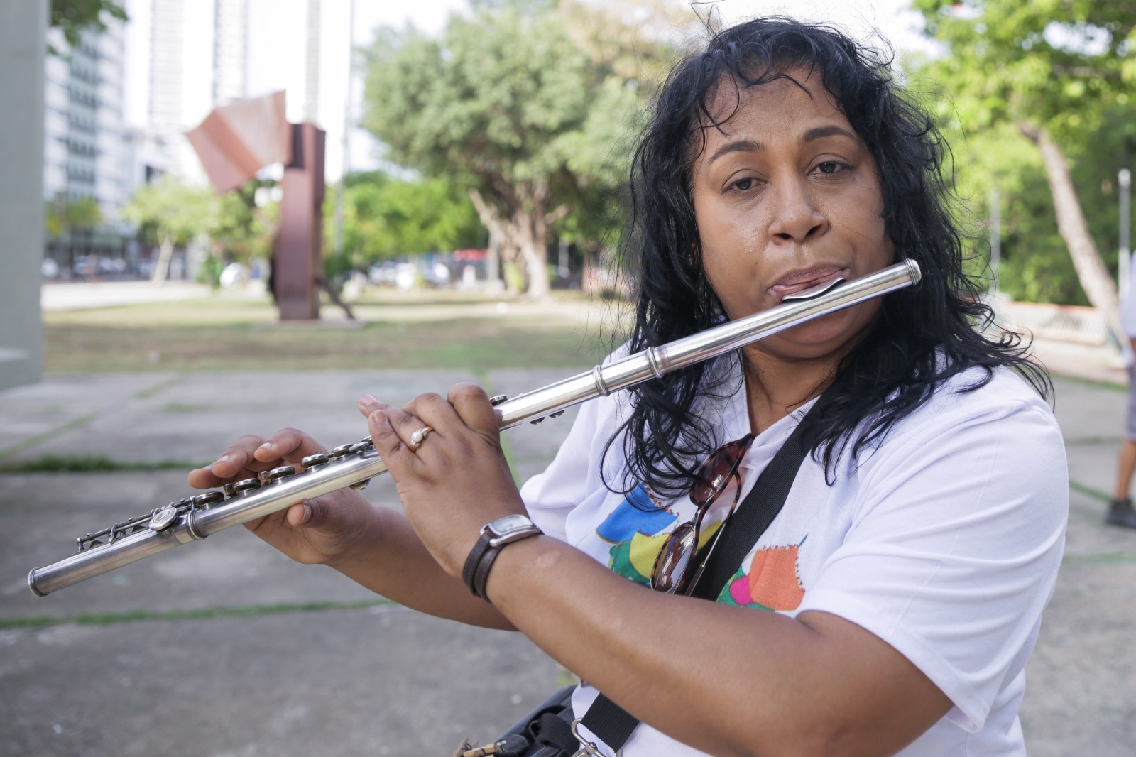 A flautista Braúlia Vital, 52, há mais de 20 anos é musicista de orquestra nos carnavais do Recife
