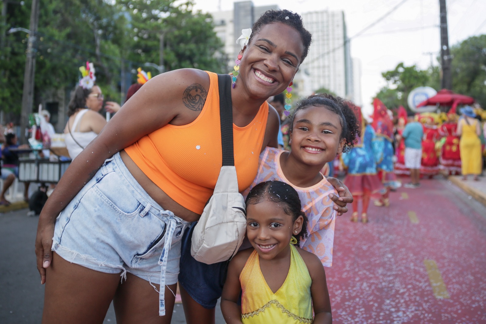 A assistente social Tancy Nascimento, 36, levou as suas filhas para curtir o desfile dos blocos líricos do Aurora dos Carnavais