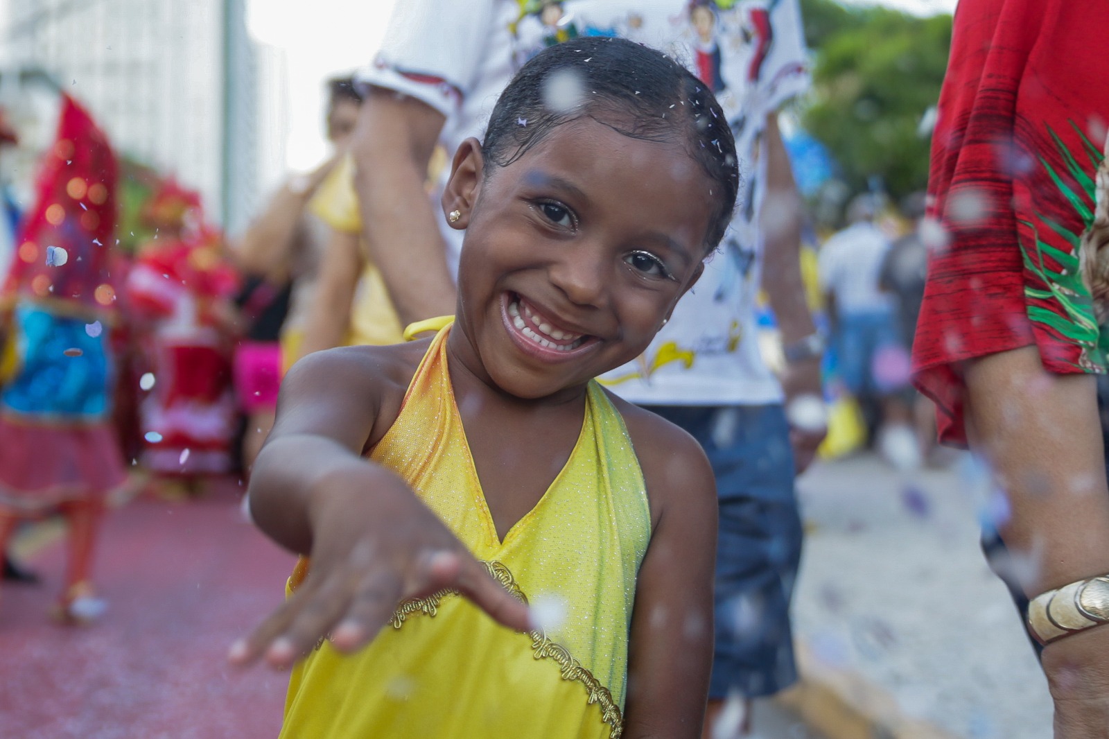 A pequena Ana Maria, de 4 anos, curtiu o evento com confetes e muita alegria