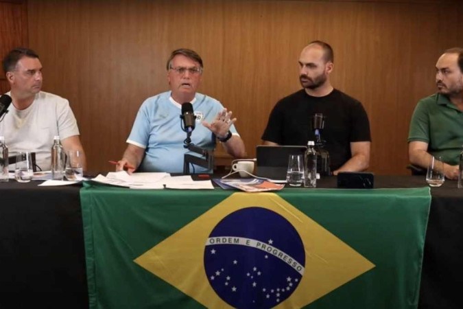 O ex-presidente Jair Bolsonaro (PL) realizou uma live com os três filhos parlamentares para convocar a militância bolsonarista para apoiar os candidatos do PL no pleito municipal desse ano/crédito: Reprodução Youtube O ex-presidente Jair Bolsonaro (PL) realizou uma live com os três filhos parlamentares para convocar a militância bolsonarista para apoiar os candidatos do PL no pleito municipal desse ano/crédito: Reprodução Youtube