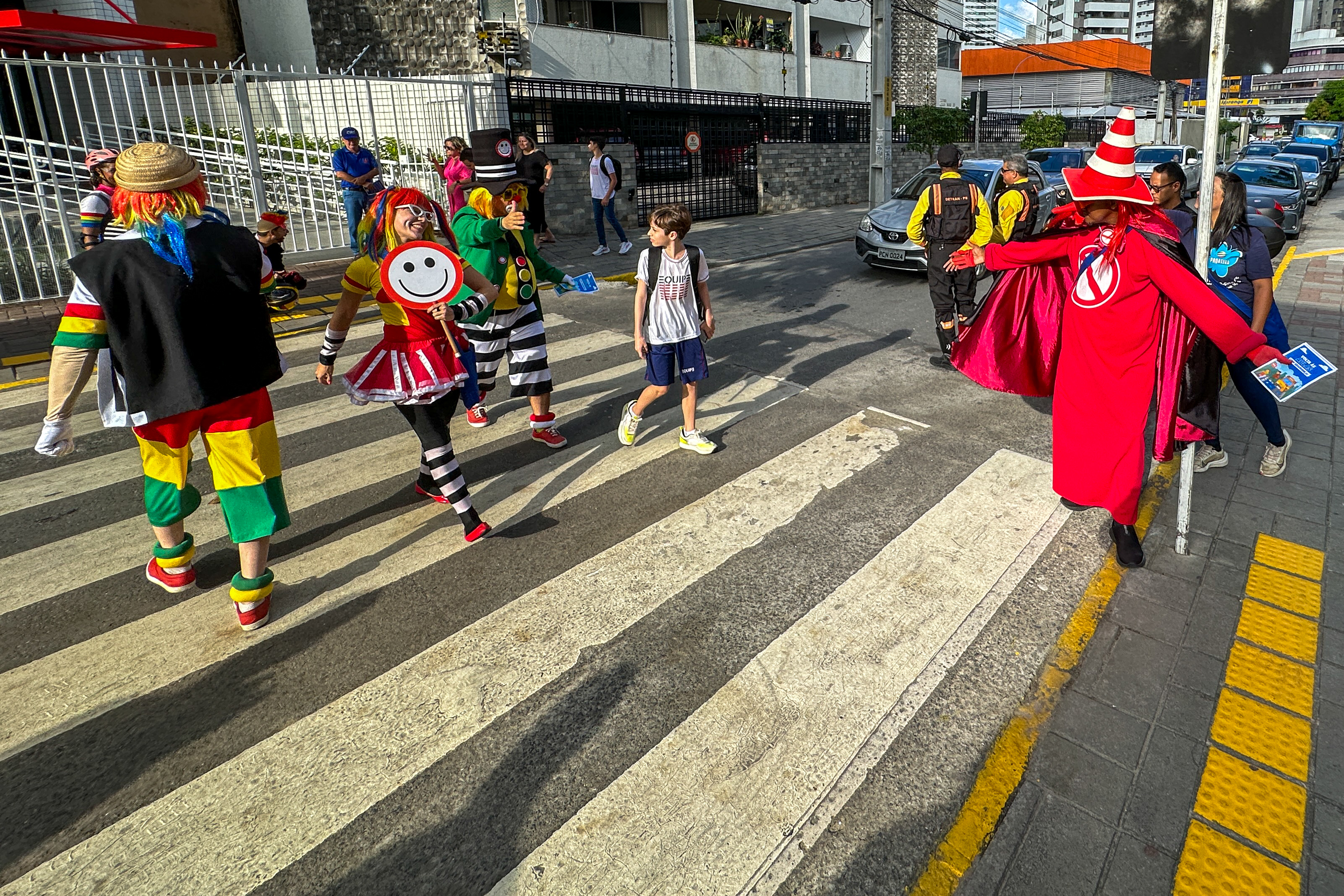 Turma do Fom-Fom levou ações educativas para áreas de escolas/Foto: Governo de Pernambuco/Divulgação