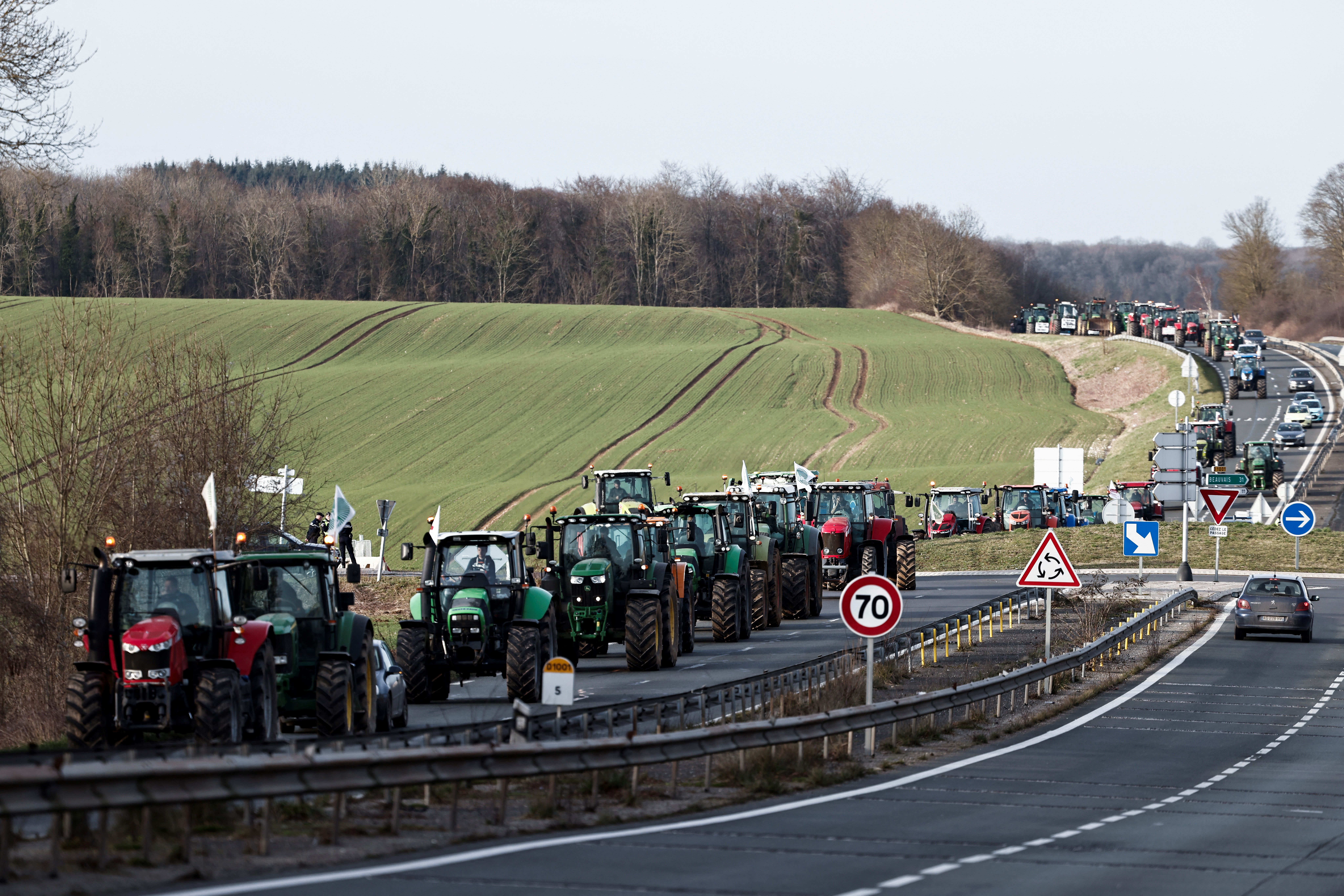 Agricultores estão bloqueando com tratores os principais acessos a Paris/Foto: SAMEER AL-DOUMY / AFP Agricultores estão bloqueando com tratores os principais acessos a Paris/Foto: SAMEER AL-DOUMY / AFP