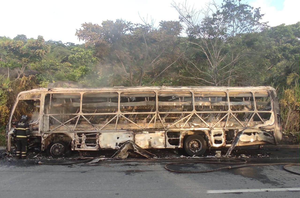 ônibus pegou fogo em Jaboatão/Foto: PRF ônibus pegou fogo em Jaboatão/Foto: PRF