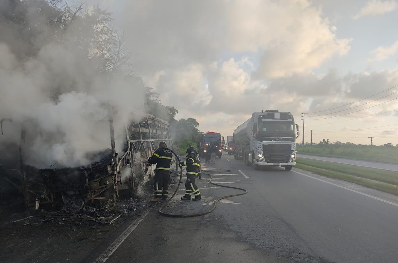 Bombeiros apagaram chamas em ônibus