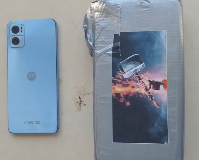 Quilo de crack e celular estava em bolsa de criança/Foto: PM/Divulgação Quilo de crack e celular estava em bolsa de criança/Foto: PM/Divulgação