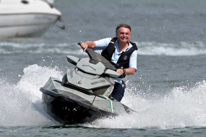 Em 2022, Bolsonaro vai à "lanchaciata" no Lago Paranoá de jet-ski/foto: EVARISTO SA / AFP Em 2022, Bolsonaro vai à "lanchaciata" no Lago Paranoá de jet-ski/foto: EVARISTO SA / AFP