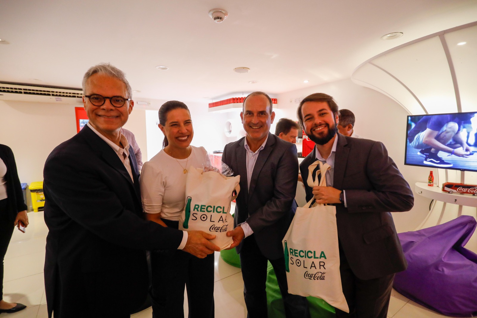 O anúncio foi feito durante a visita da governadora Raquel Lyra à fábrica/Foto: Miva Filho/Secom O anúncio foi feito durante a visita da governadora Raquel Lyra à fábrica/Foto: Miva Filho/Secom