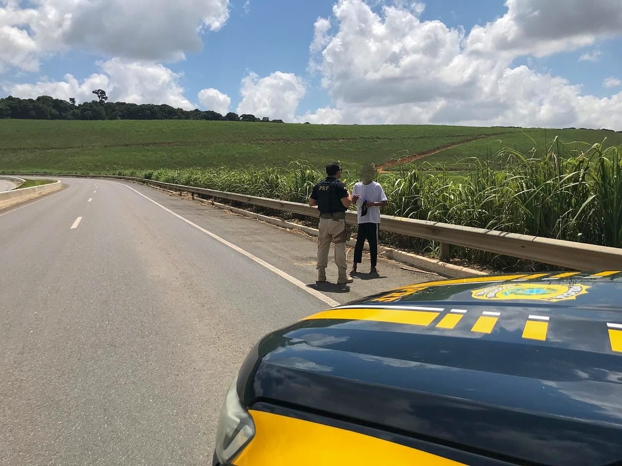 Homem foi retirado do meio dos carros na BR/Foto: PRF/Divulgação Homem foi retirado do meio dos carros na BR/Foto: PRF/Divulgação