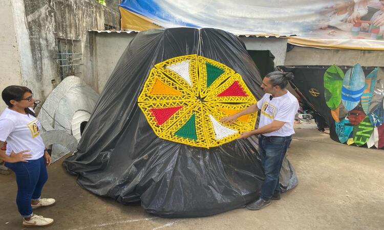 No peitoral do galo, será colocada a sombrinha da paz