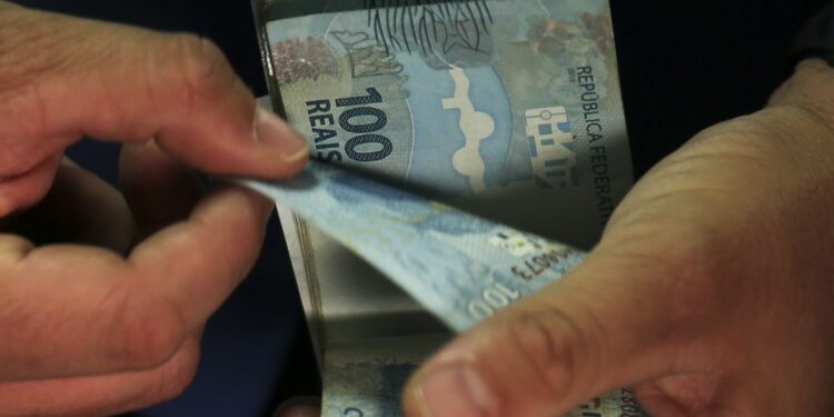 Valor do salário mínimo, R$ 1.412, corresponde à inflação pelo INPC acumulado nos 12 meses terminados em novembro/foto: Agência Brasil Valor do salário mínimo, R$ 1.412, corresponde à inflação pelo INPC acumulado nos 12 meses terminados em novembro/foto: Agência Brasil
