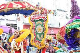 Cortejo re&uacute;ne frevo e maracatu, no Centro do Recife/Foto: Arquivo