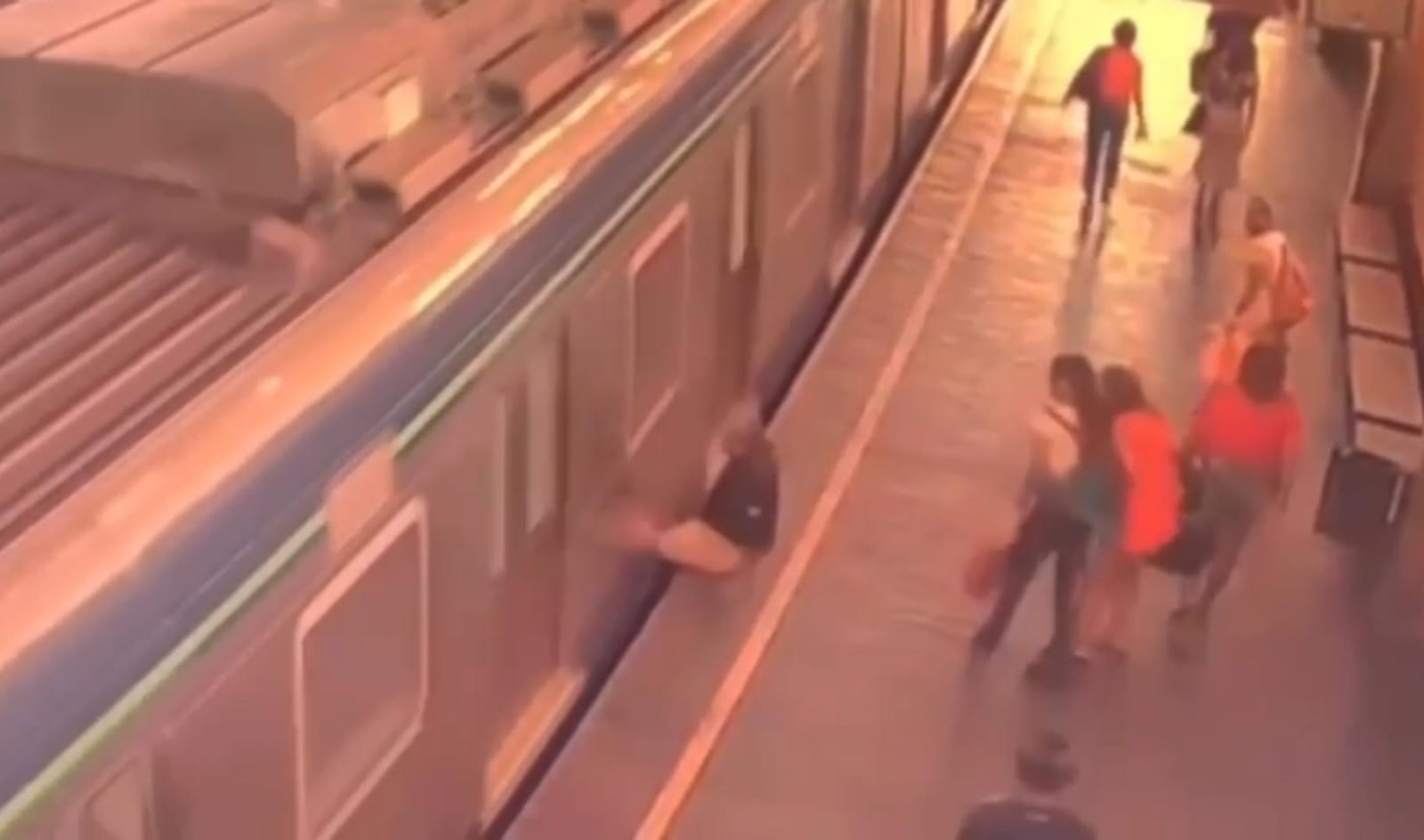As imagens mostram quando a vítima sai do vagão e depois retorna, ultrapassando a linha amarela quando o trem já está com as portas fechadas/Foto: Reprodução/CBTU As imagens mostram quando a vítima sai do vagão e depois retorna, ultrapassando a linha amarela quando o trem já está com as portas fechadas/Foto: Reprodução/CBTU