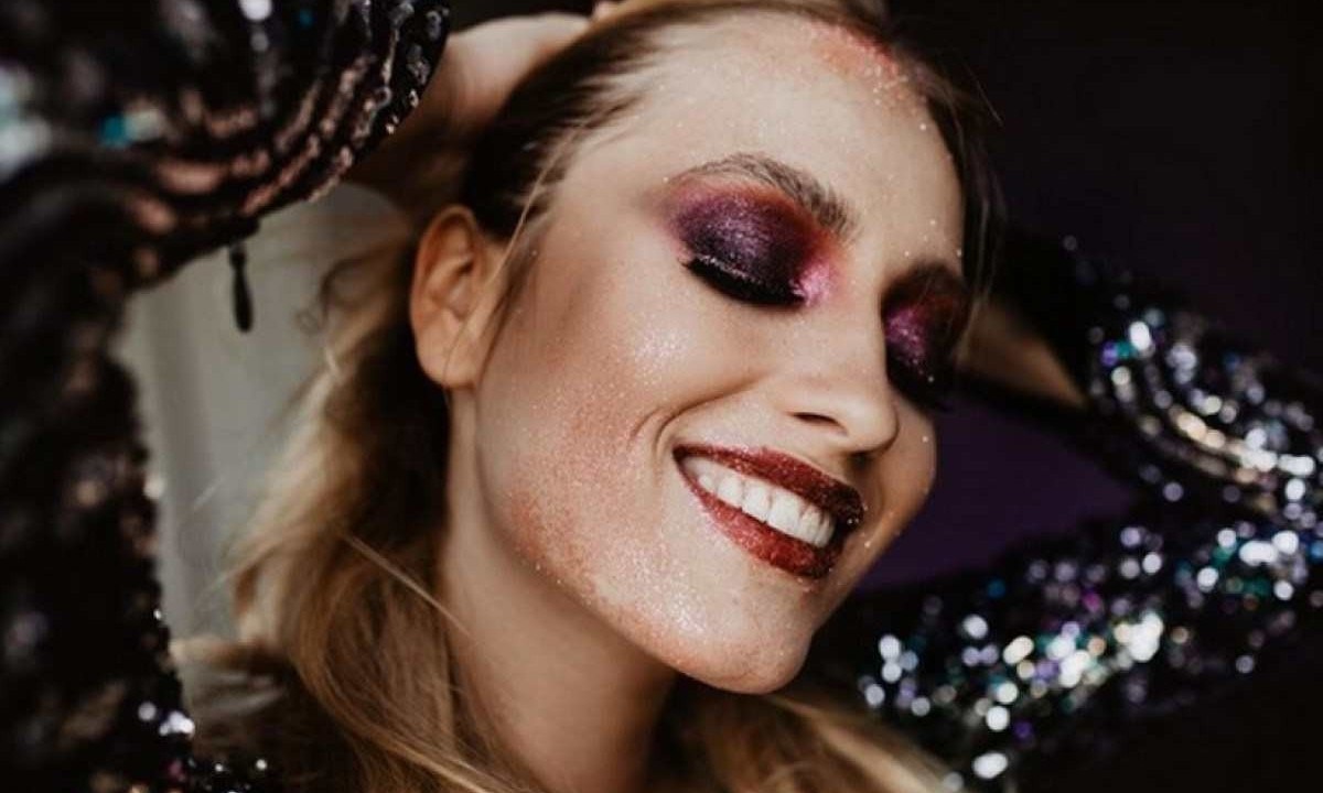 O problema torna-se mais comum no carnaval devido ao uso excessivo de produtos cosméticos na região facial e ao suor, que pode transportar essas substâncias para os olhos/foto: Freepik O problema torna-se mais comum no carnaval devido ao uso excessivo de produtos cosméticos na região facial e ao suor, que pode transportar essas substâncias para os olhos/foto: Freepik