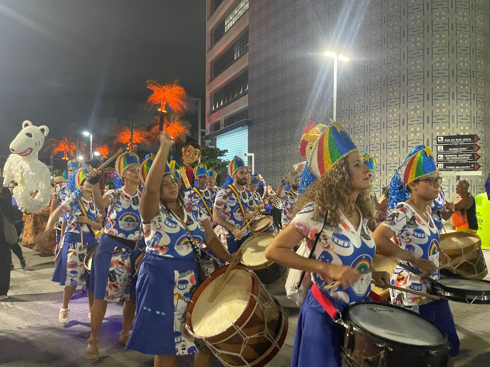 O cortejo conta com a participação de grupos que representam manifestações culturais carnavalescas do estado/Foto: Rômulo Chico/DP O cortejo conta com a participação de grupos que representam manifestações culturais carnavalescas do estado/Foto: Rômulo Chico/DP