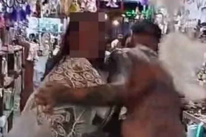 Agressora chamou comerciante de "sionista" e "assassina de criança"/crédito: Reprodução redes sociais Agressora chamou comerciante de "sionista" e "assassina de criança"/crédito: Reprodução redes sociais