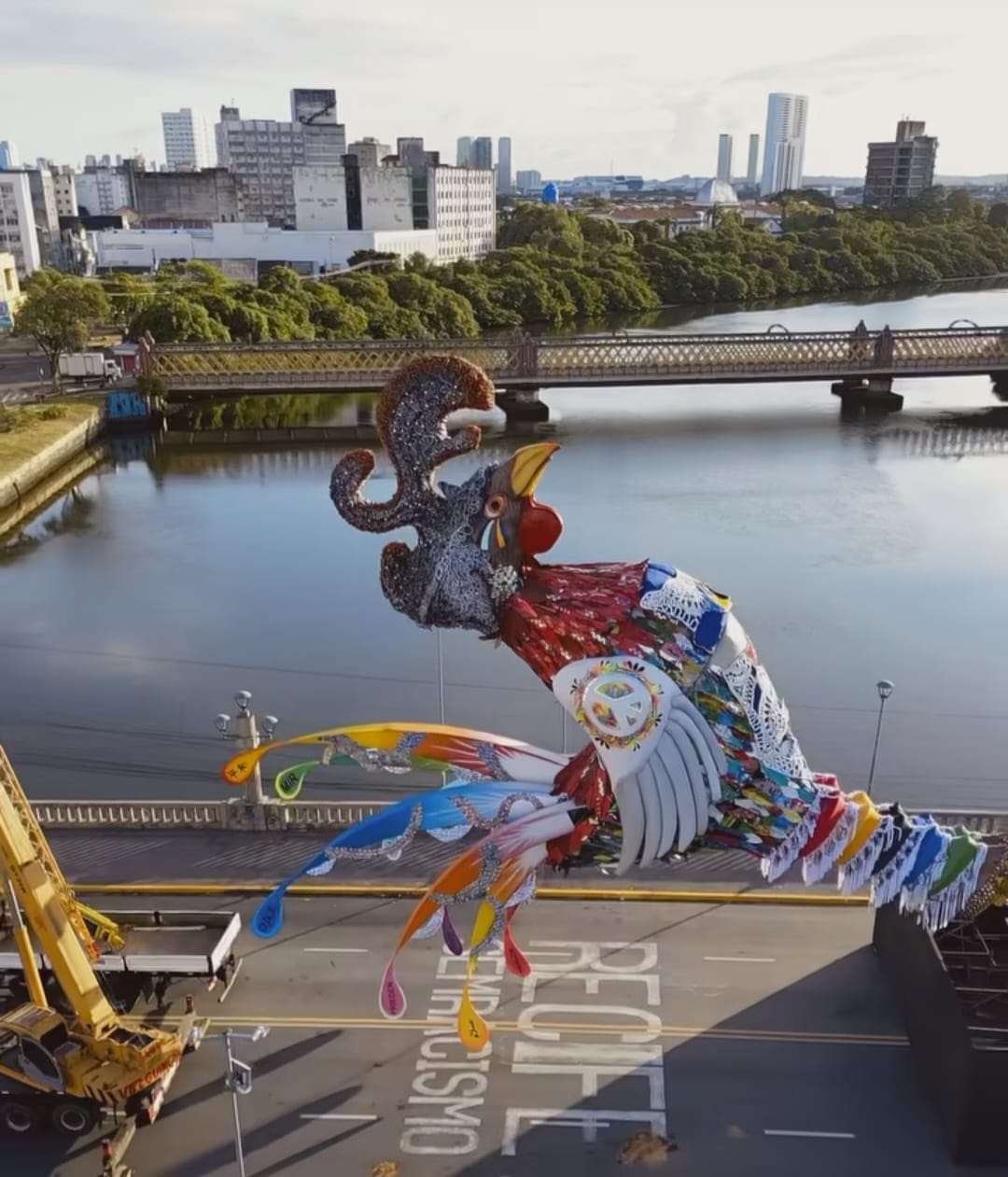 Galo Gigante da da Paz está quase pronto na ponte/Foto: Prefeitura do Recife