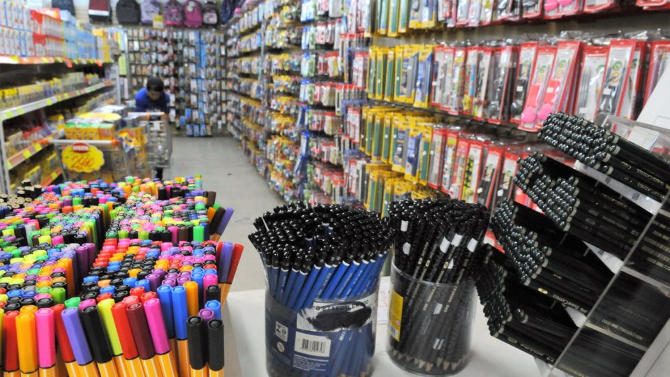 Realizar uma pesquisa de preço é a melhor maneira de economizar na hora de comprar os materiais escolares