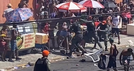 Imagem mostra ação da PM para dispersar confusão/Foto: Redes Sociais Imagem mostra ação da PM para dispersar confusão/Foto: Redes Sociais