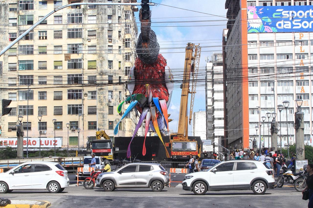 Trânsito ficou mais dificil aos pés da alegora do Galo Gigante/Foto: Romulo Chico/DP Trânsito ficou mais dificil aos pés da alegora do Galo Gigante/Foto: Romulo Chico/DP