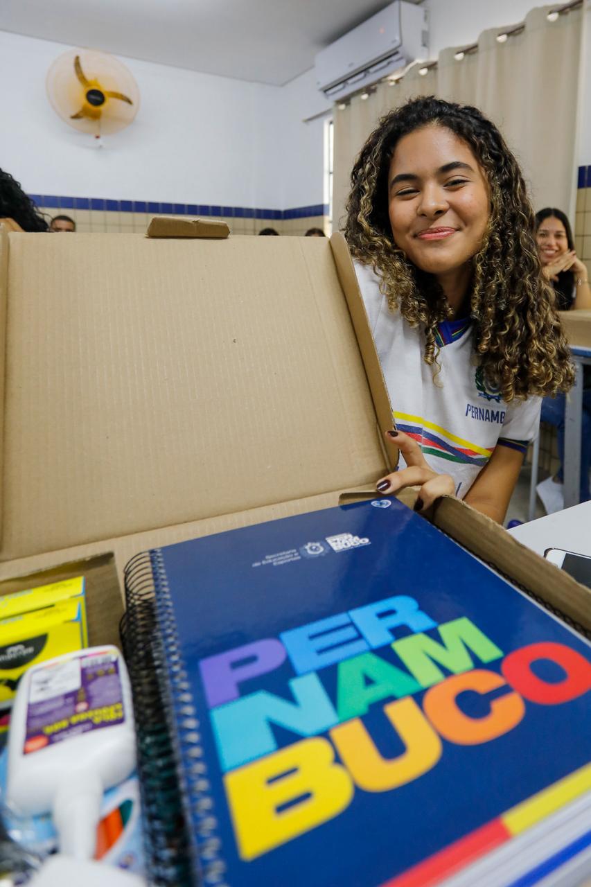 Alunos ganharam kit para estudar