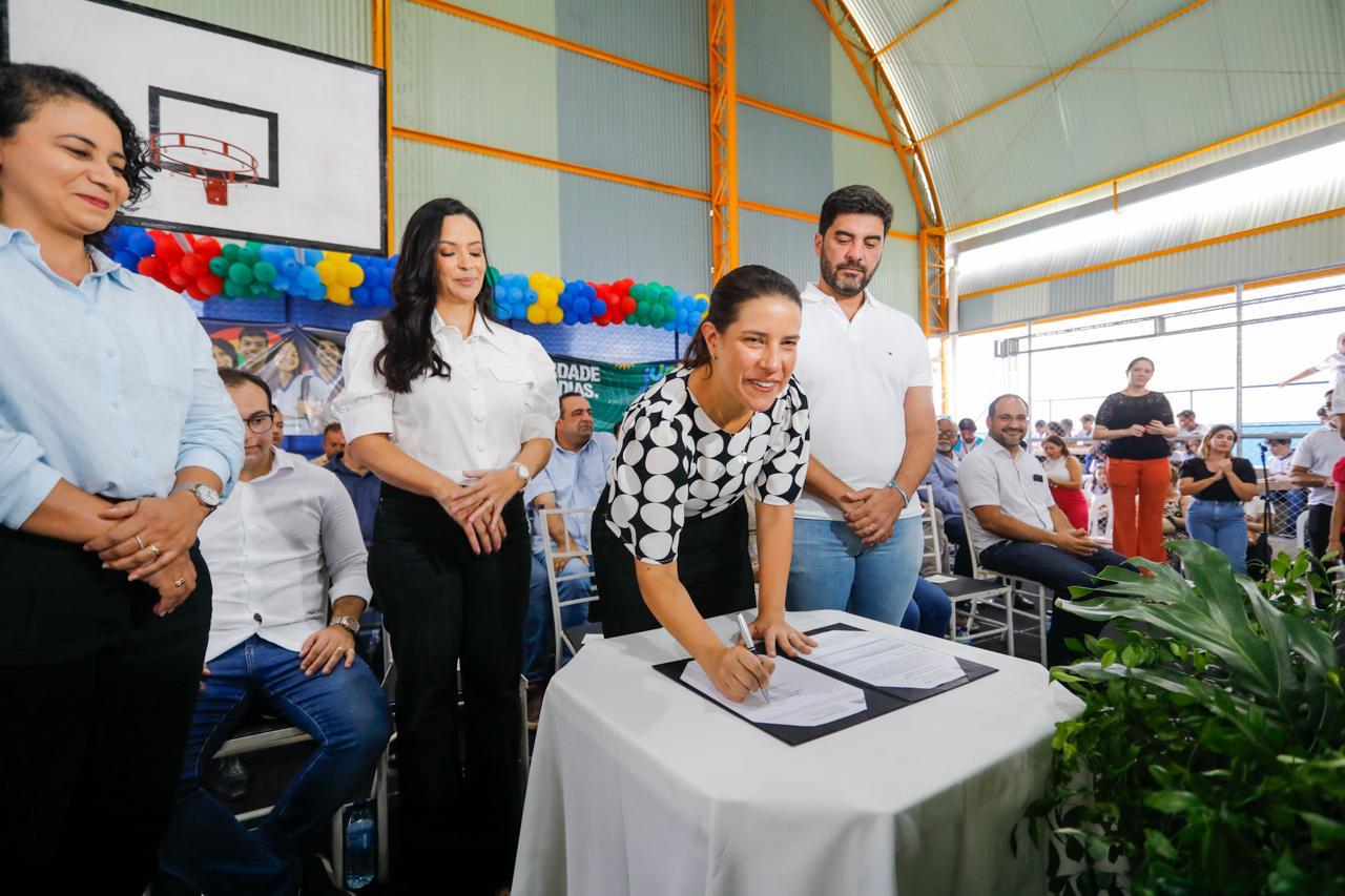 O documento foi assinado pela governadora Raquel Lyra em Serra Talhada/Foto: Miva Filho/Secom