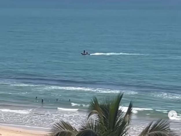 Embarcação procura homem que sumiu no mar/Foto: Reprodução/Redes Sociais Embarcação procura homem que sumiu no mar/Foto: Reprodução/Redes Sociais