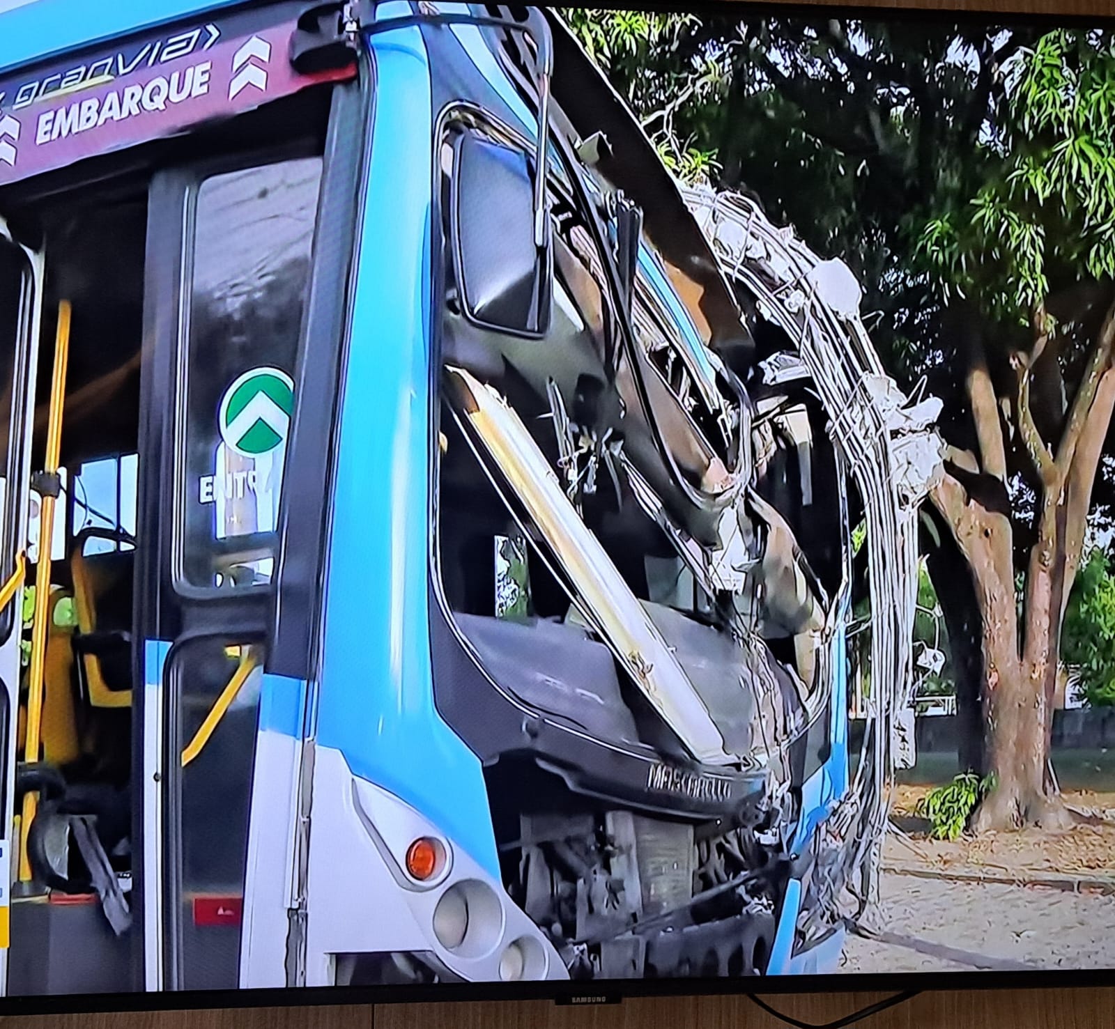 ônibus ficou com a frente destruída/Foto: Redes Sociais ônibus ficou com a frente destruída/Foto: Redes Sociais
