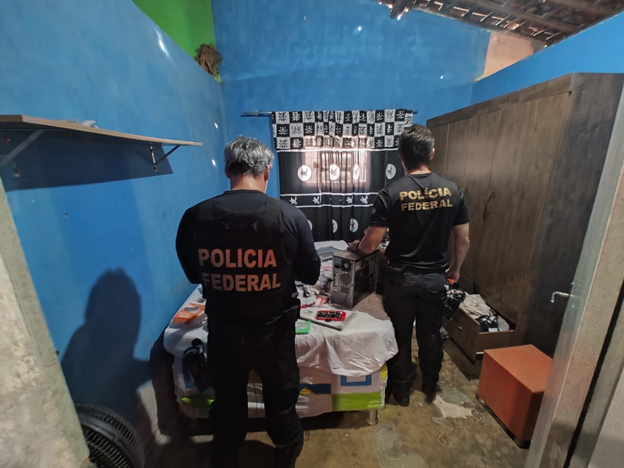 Policiais federais cumpriram mandados contra suspeito de crimes sexuais contra crianças/Foto: PF Policiais federais cumpriram mandados contra suspeito de crimes sexuais contra crianças/Foto: PF