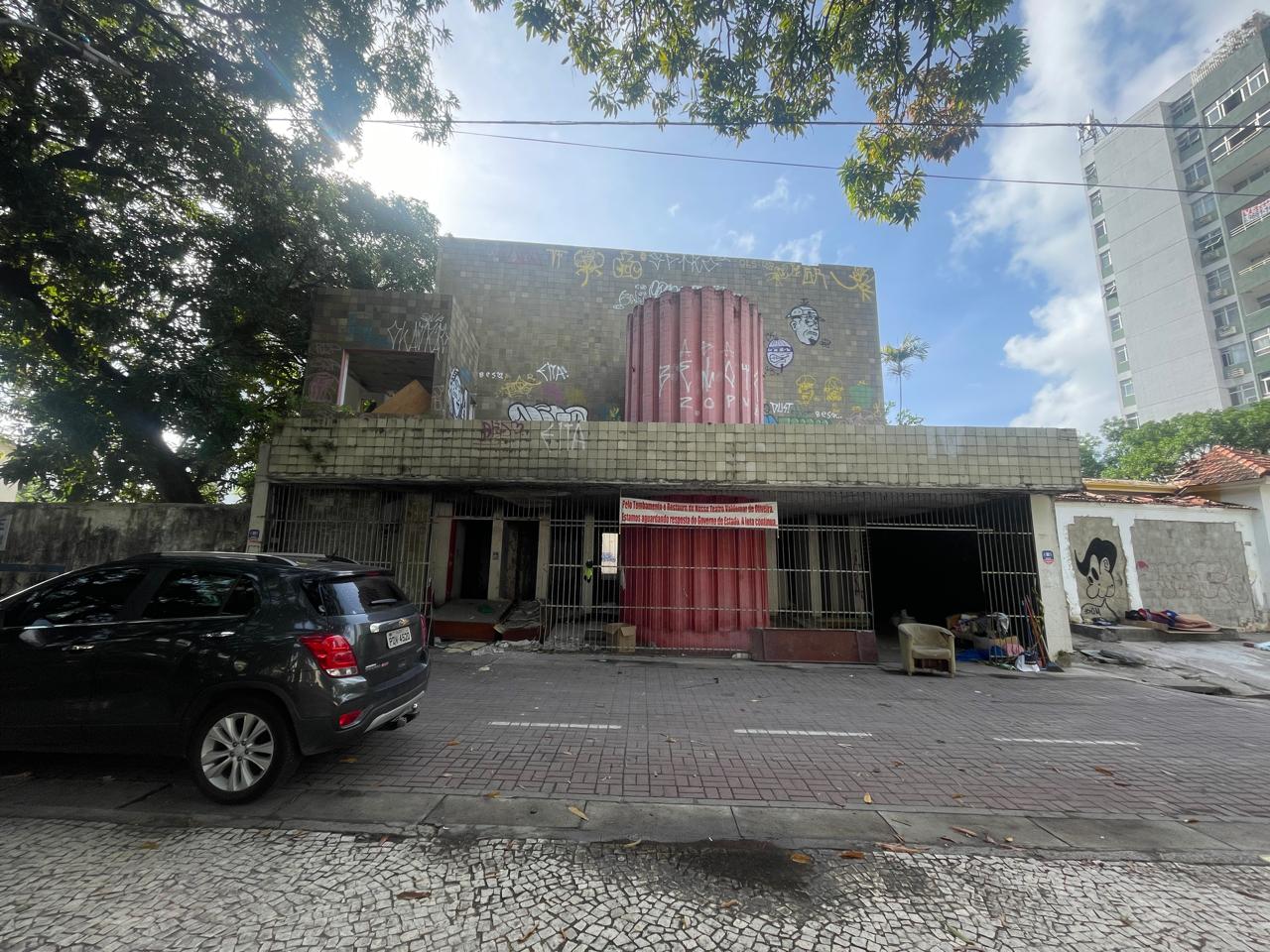 Incêndio atingiu o Teatro Valdemar de Oliveira na madrugada desta quarta-feira (07)/Foto: Romulo Chico/DP Incêndio atingiu o Teatro Valdemar de Oliveira na madrugada desta quarta-feira (07)/Foto: Romulo Chico/DP