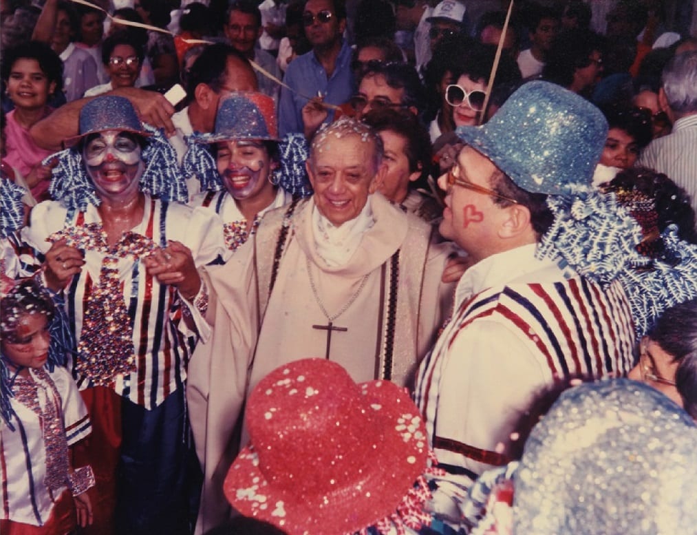Dom Helder com integrantes do Bloco da Saudade em 1989/Crédito: IDHeC/Arquivo