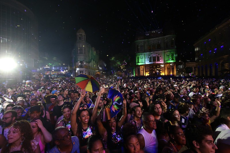 Cabem aos estados e municípios estipularem as datas do feriado, se tiverem.